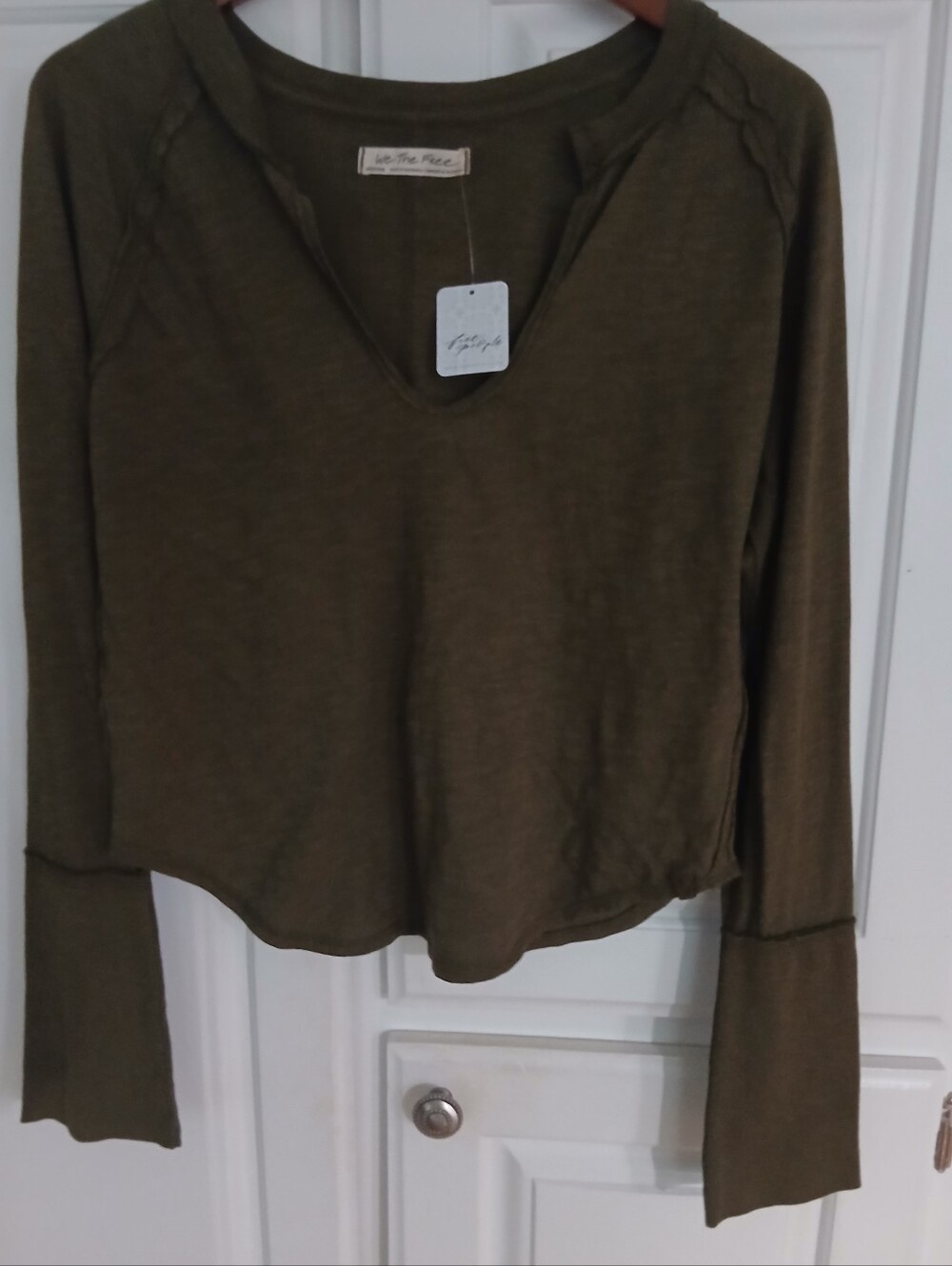 We The Free Free People NWT Notched Neck Top, Olive Green Size Medium - Picture 4 of 8
